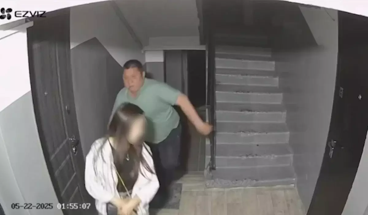 Сәтбаевта белгісіз ер адам әйелге тап берген: қорқынышты оқиғаның видеосы тарады