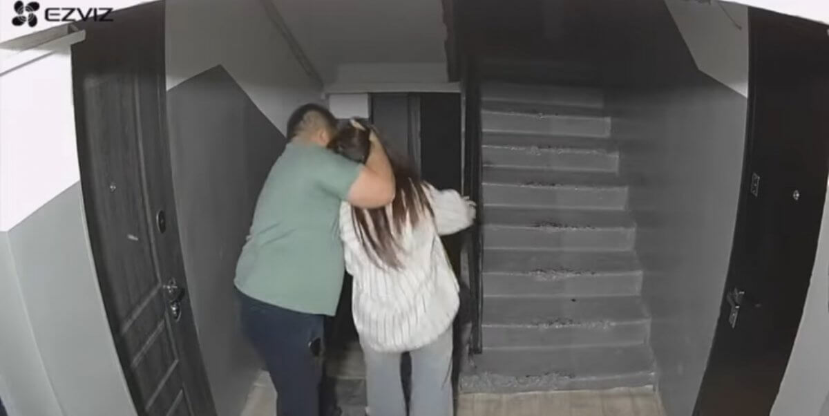 В Сатпаеве мужчина напал на девушку в подъезде: момент попал на видео