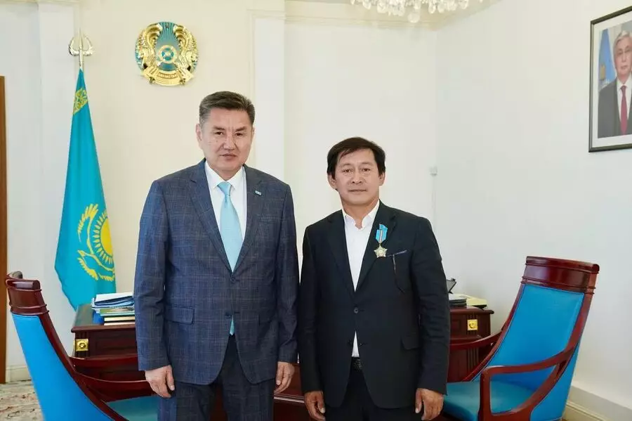 ШҚО әкімі Мемлекет басшысының жоғары марапатына ие болған мәдениет қызметкерін құттықтады