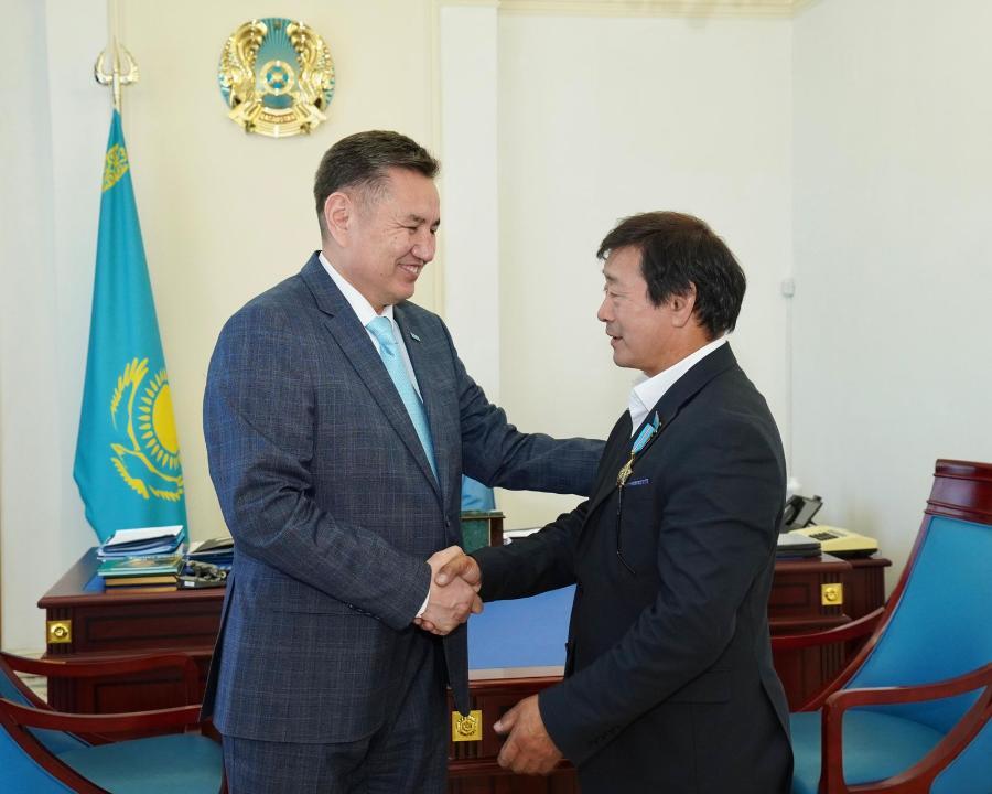 Аким ВКО поздравил работника культуры, награжденного Главой государства