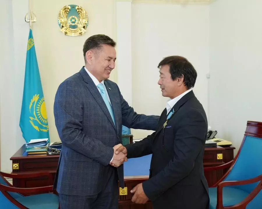 Аким ВКО поздравил работника культуры, награжденного Главой государства