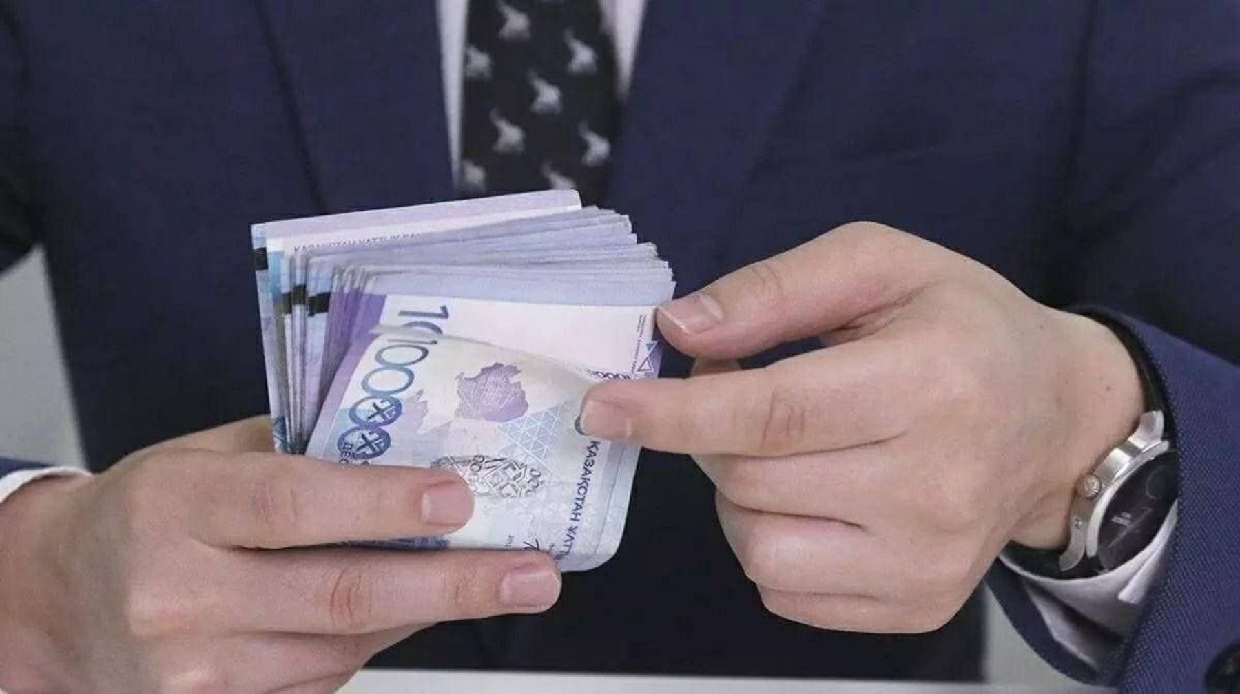 "Ауданның бүкіл мұғалімі пирамидаға кіріп кеткен". Қазақстандағы алаяқтарға алданған мектеп мұғалімдері ақшасыз қалды