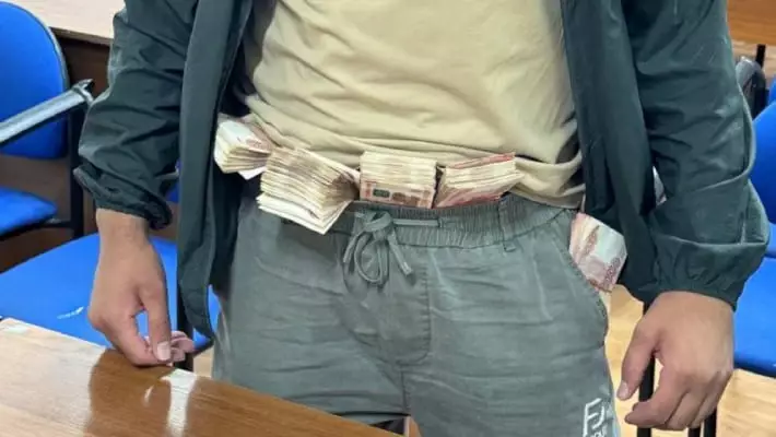 В Ташобласти задержали мужчину, прятавшего 2,4 млн рублей под одеждой