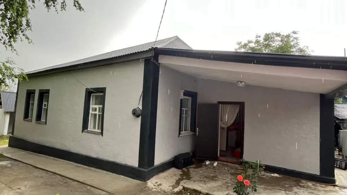 Түркістан облысында түлектер мұқтаж отбасына алты бөлмелі үй сыйлады