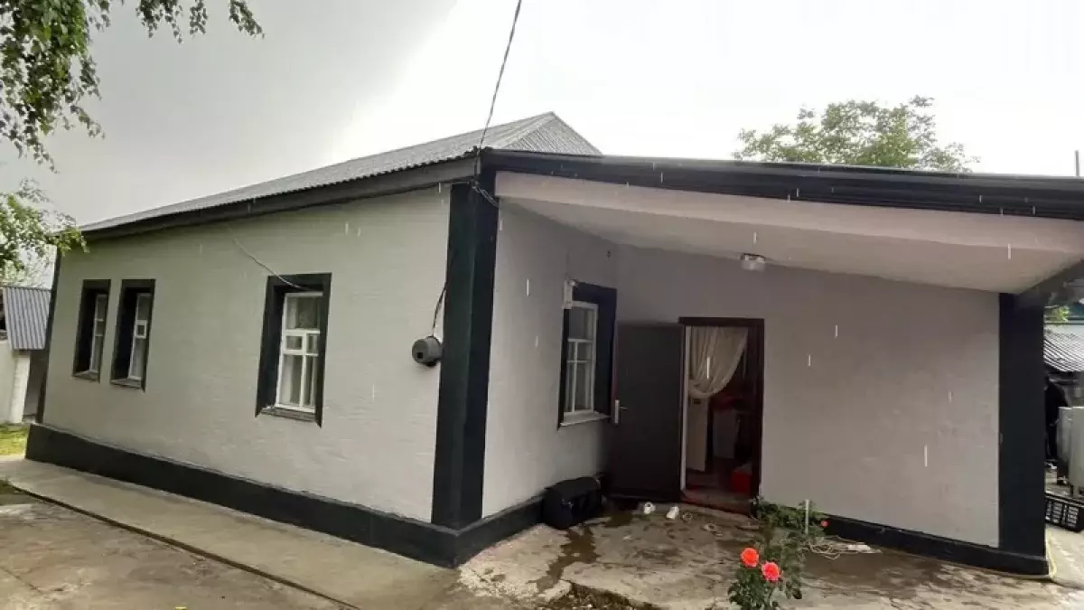 Түркістан облысында түлектер мұқтаж отбасына алты бөлмелі үй сыйлады