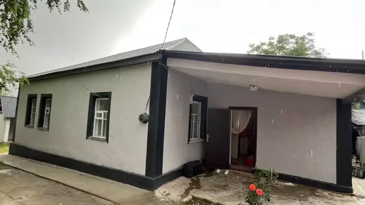 Түркістан облысында түлектер мұқтаж отбасыға алты бөлмелі үй сыйлады