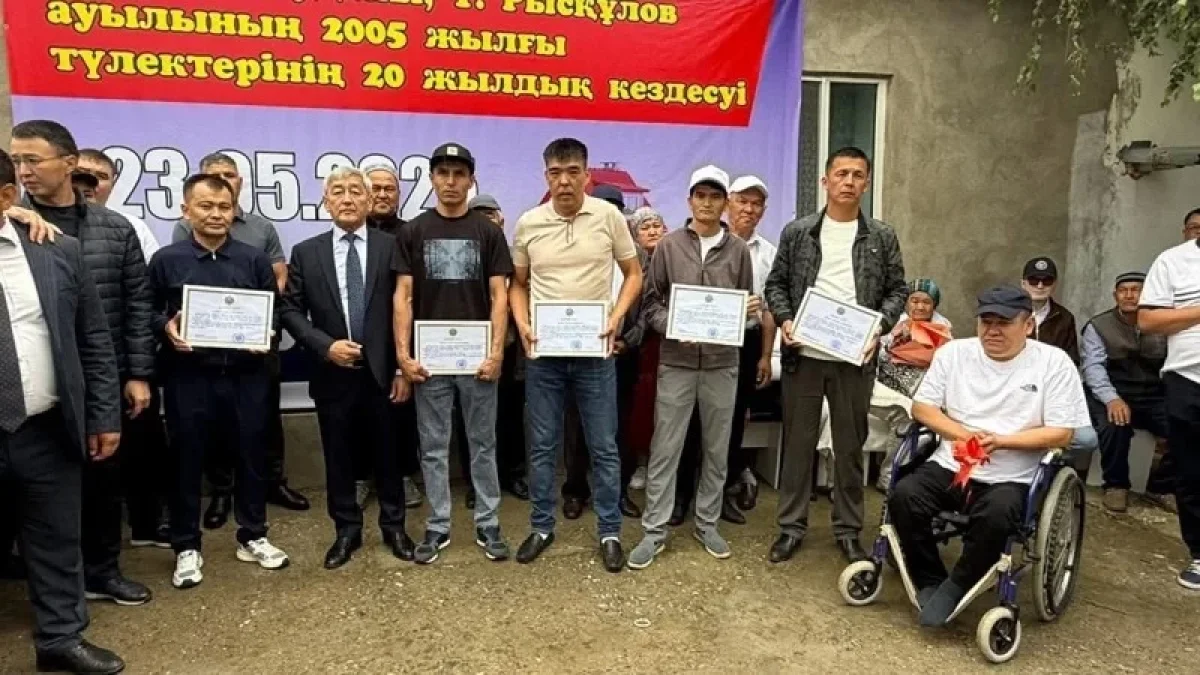 Түркістандық түлектер үйсіз отбасыға 6 бөлмелі баспана сыйлады