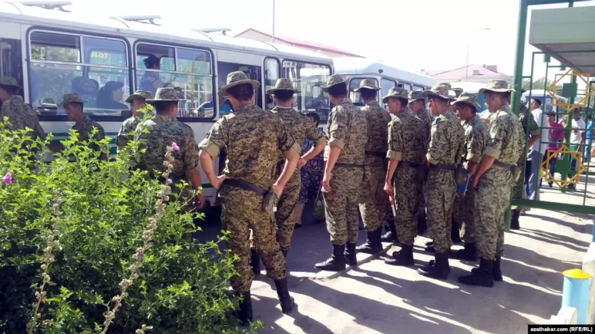В Туркменистане срочников заставляют работать на хлопковых полях, они дезертируют