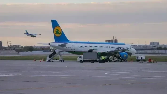 В аэропорту Москвы автолифт повредил самолет Uzbekistan Airways