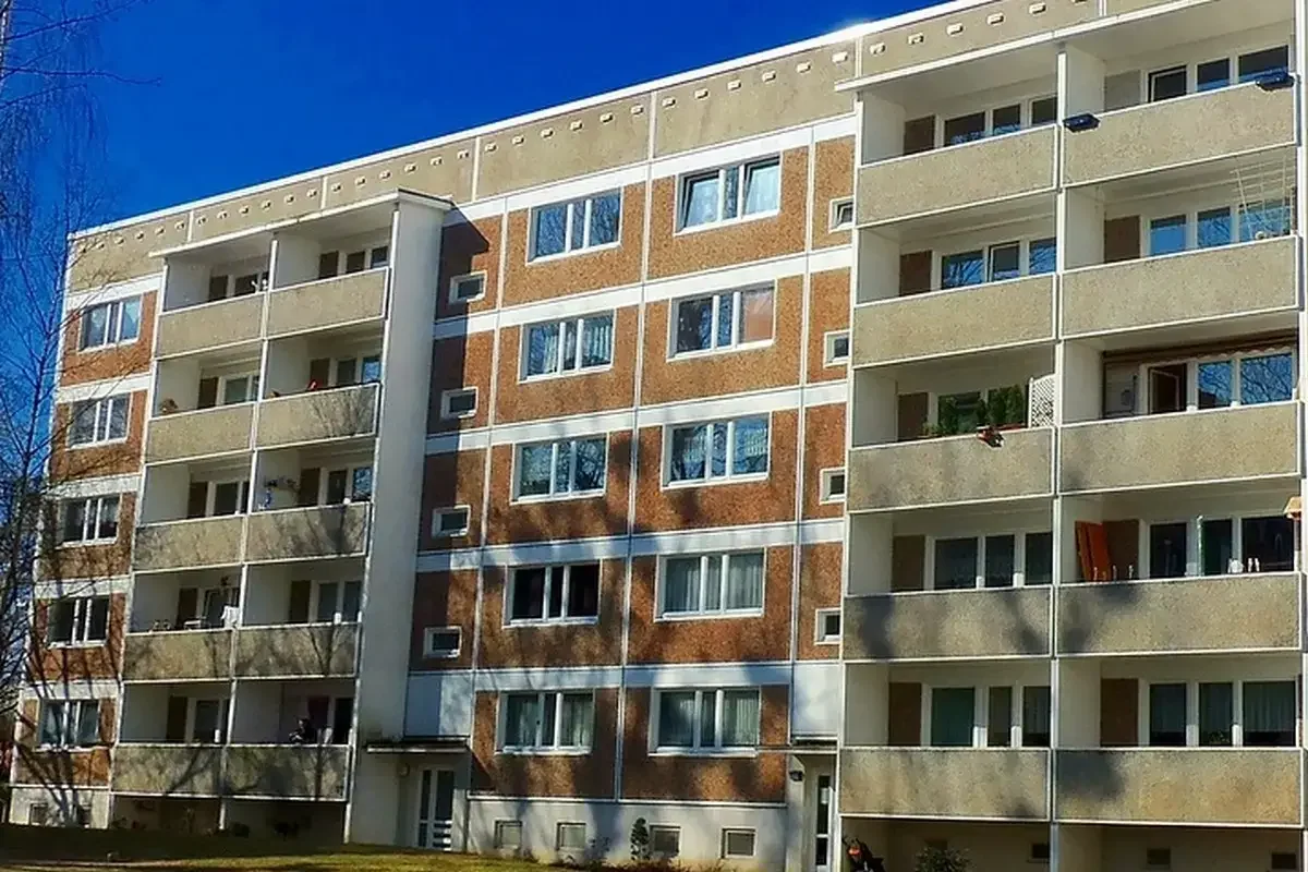 Үйде жалғыз болған: Павлодарда төрт жасар қыз терезеден құлап кете жаздады