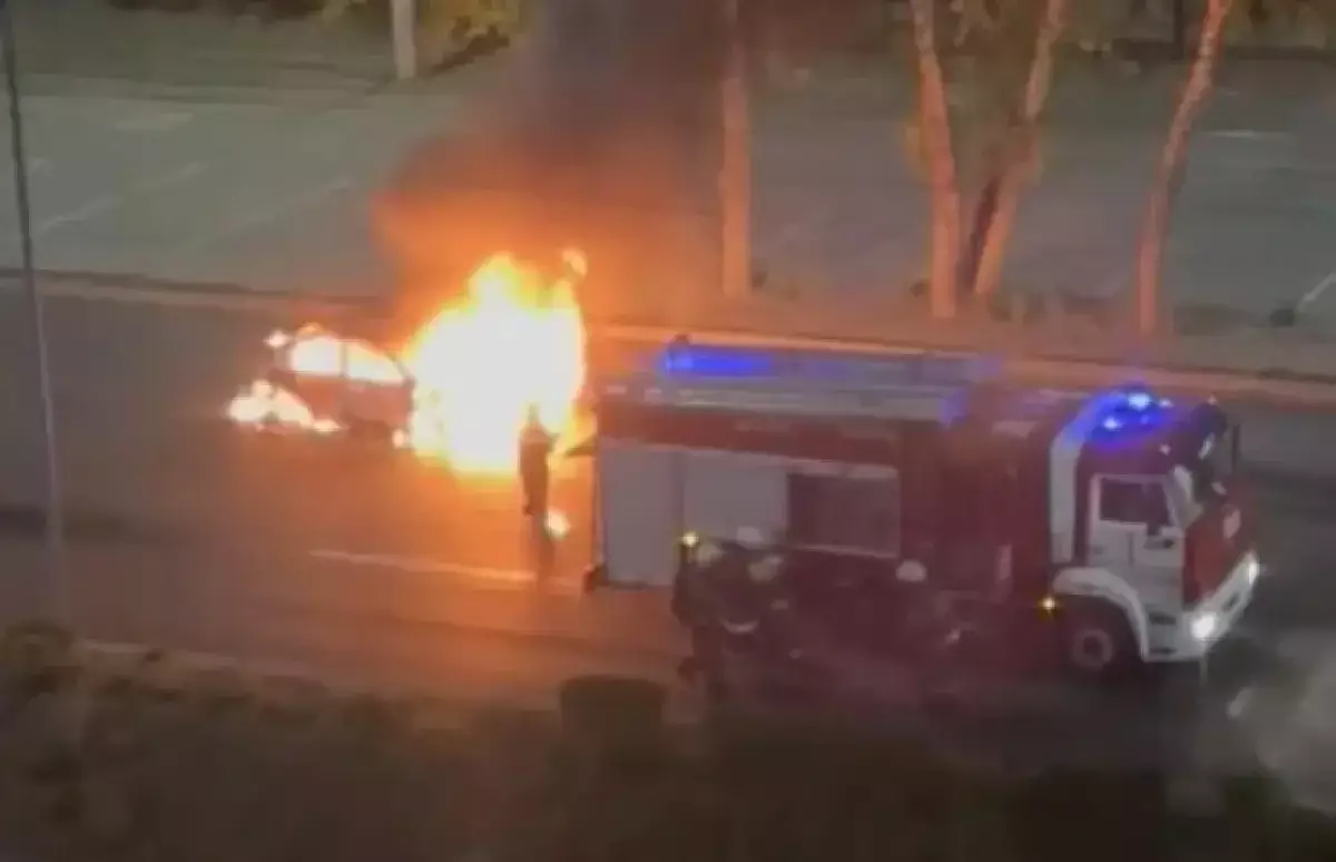 Павлодарда жолда келе жатқан такси өртеніп, 5 адам зардап шекті