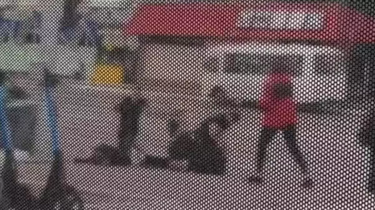 Қарағандыда бір топ ер адам арасында жанжал шығып, 2 жігіт аяусыз соққыға жығылды