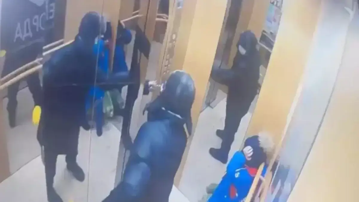 Лифтте пышақ жарақатын алған 5 жасар баланың сол жақ беті сал болып қалды