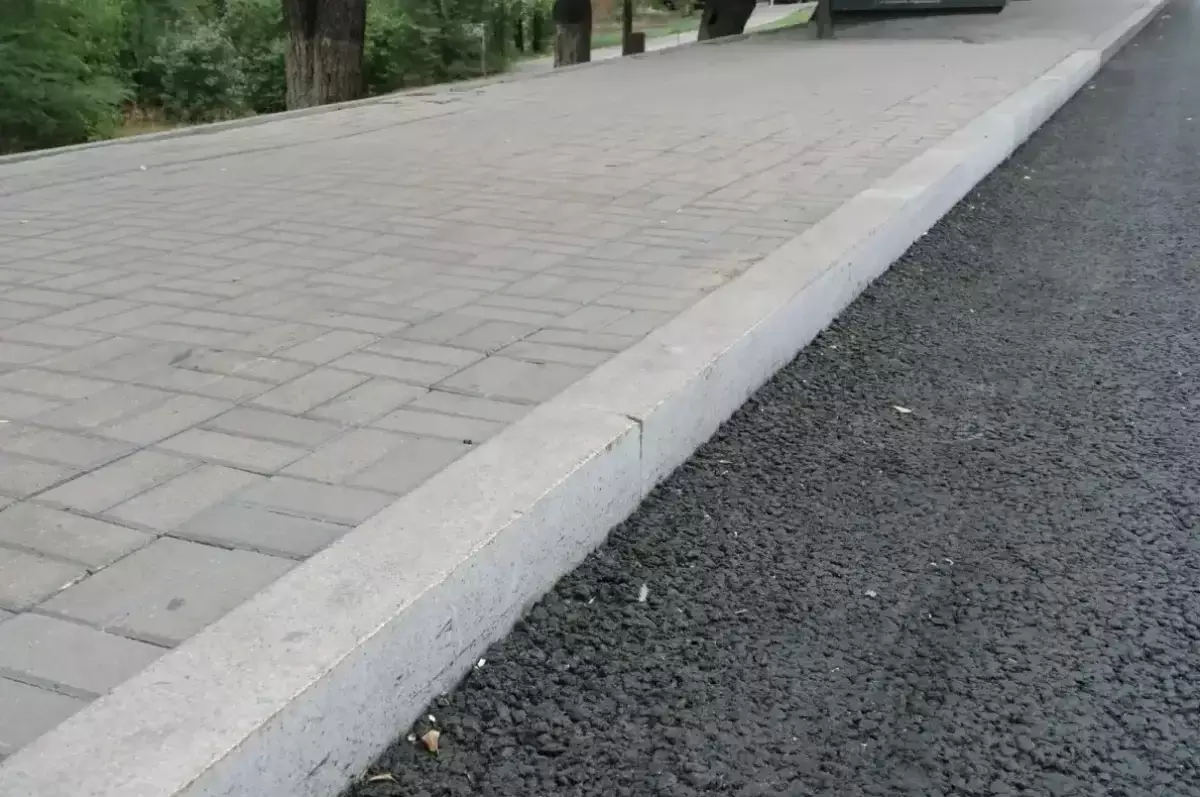 В Алматы заменят только поврежденные бордюры при ремонте дорог