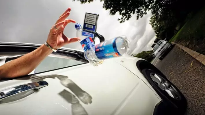 В Узбекистане ужесточат наказание за выброс мусора из авто