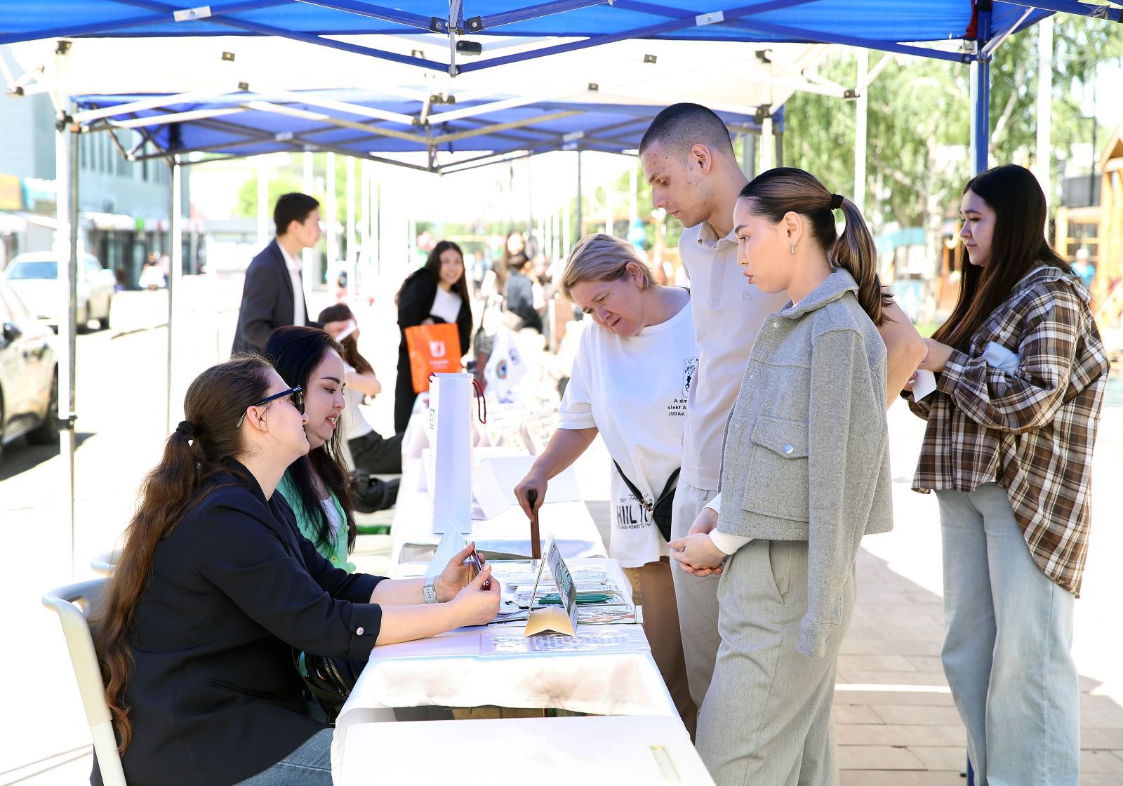 Career Day: Алматыда бос жұмыс орындары жәрмеңкесі қалай өтуде