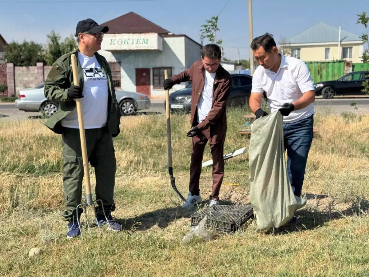 Акция партии AMANAT “Таза бейсенбі”: жители регионов убрали и озеленили улицы Казахстана