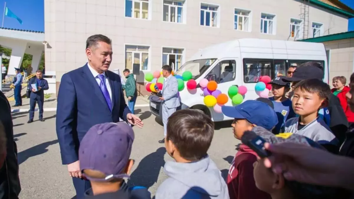ШҚО әкімі Зайсандағы бұқаралық спортты дамыту клубына шағын автобус сыйлады