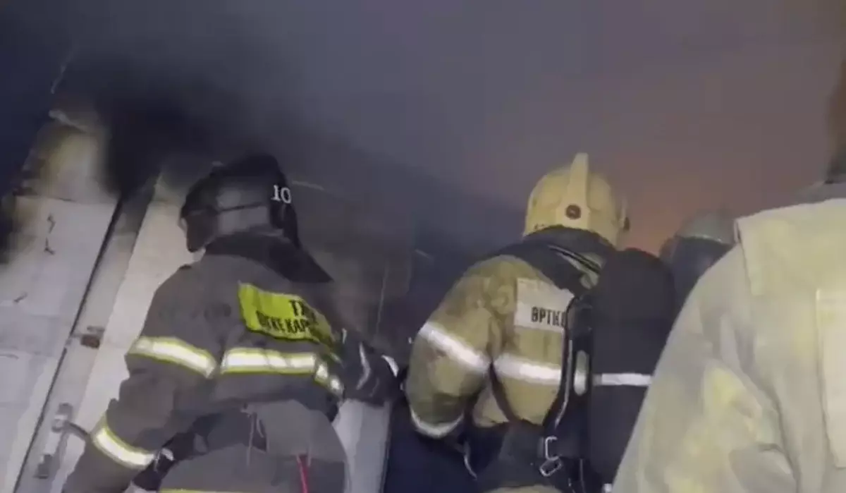 Қарағандыда автосалондардың бірі жаңа көліктерімен бірге өртеніп кете жаздады