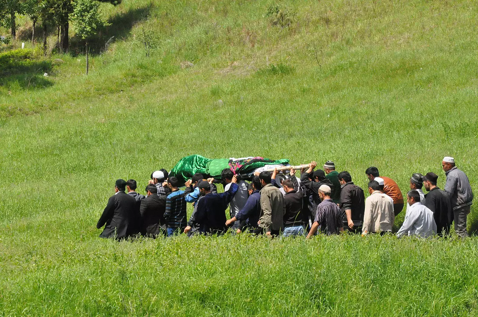 Жаназаны саудаға салмай, имамға мұқтаж болмай, өзіміз шығаруымыз керек