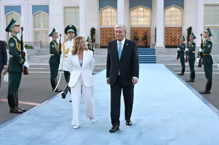 Тоқаев Джорджа Мелониді әуежайдан шығарып салды