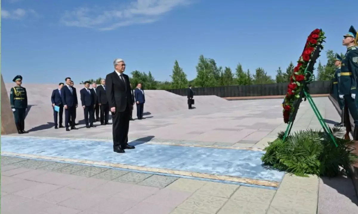 Тоқаев тоталитаризм құрбандарының мемориалды-мұражай кешеніне гүл шоғын қойды