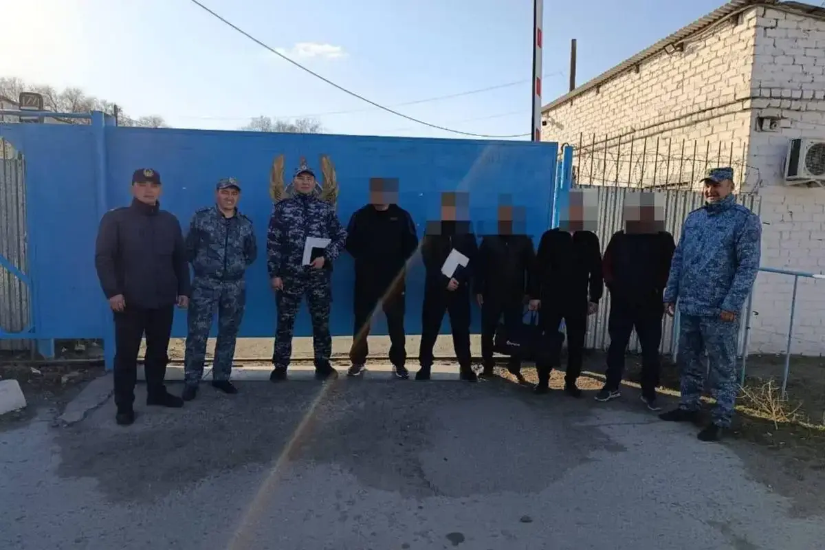 "Встреча у ворот колонии": семь лет не виделись братья в области Абай