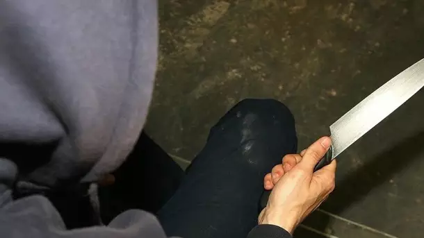 Бейтаныс әйел теміржол вокзалындағы 17 жолаушыны пышақтап тастады