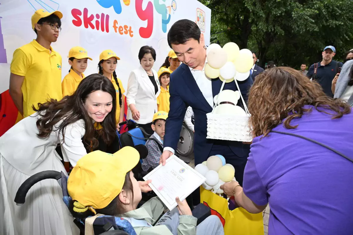 Аким Алматы посетил фестиваль «BALA FEST. JARYQ SKILL FEST»