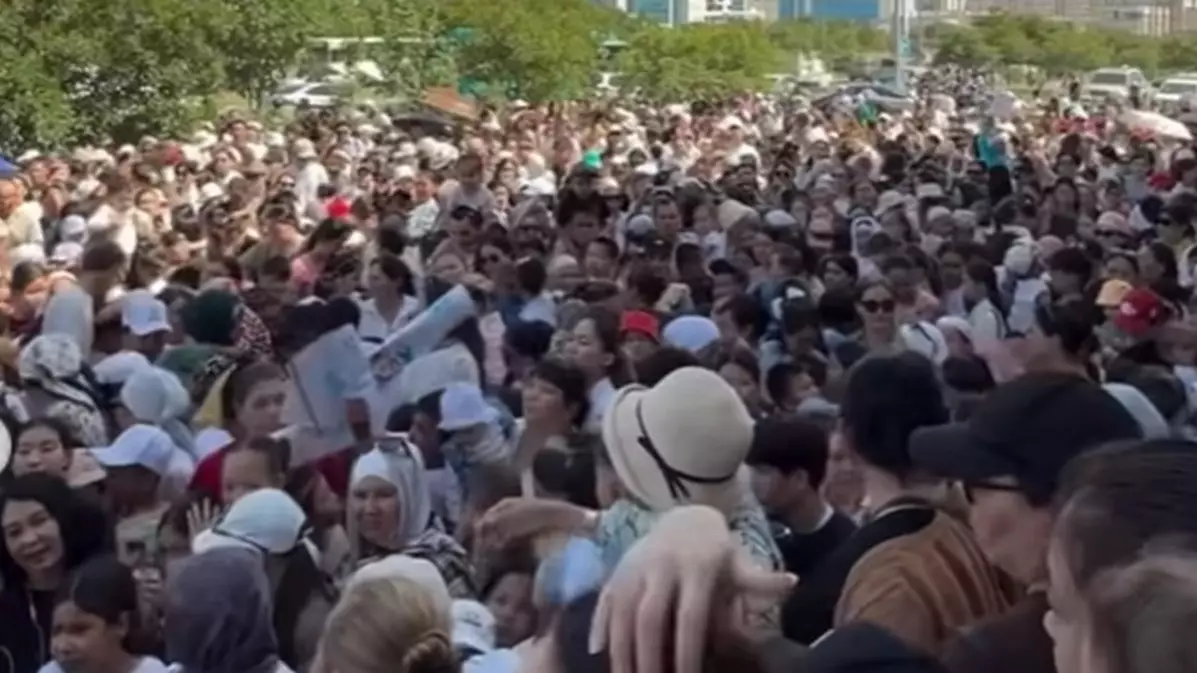 “Бірнеше бала жоғалып кетті”. Ақтауда тегін балмұздаққа таласқандардың әрекеті көптің ашуына тиді (ВИДЕО)