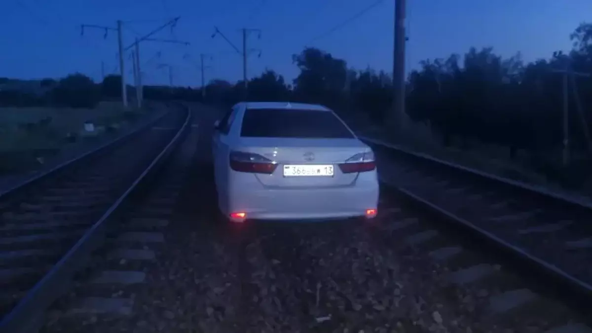 Шымкент маңында пойыздар кешікті: біреу рельске көлік қойып кеткен