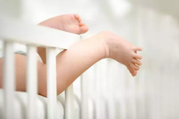 Жас ана жаңа туған сәбиінің тамағын кесіп, әжетханаға  лақтырған