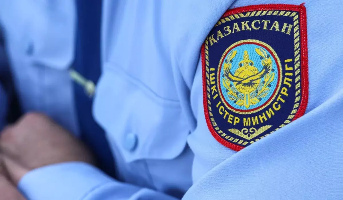 Шетел азаматы полицияға пара ретінде блэндер мен ақша бергісі келген