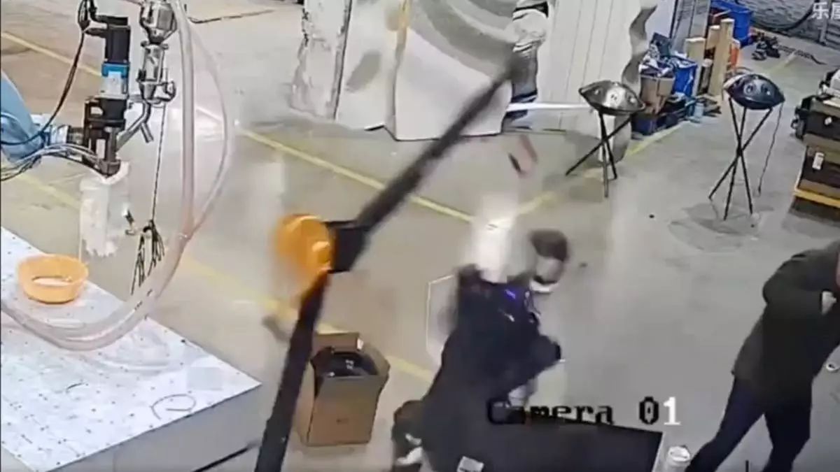 Робот-гуманоид выходит из строя, вызывает волну паники.