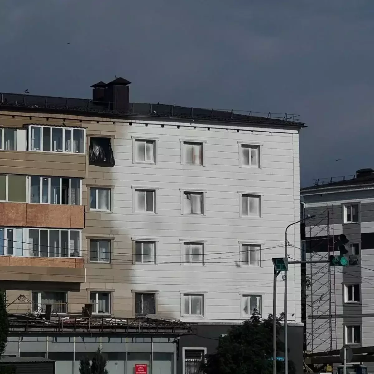 В Костанае рабочие закрасили окна жилого дома