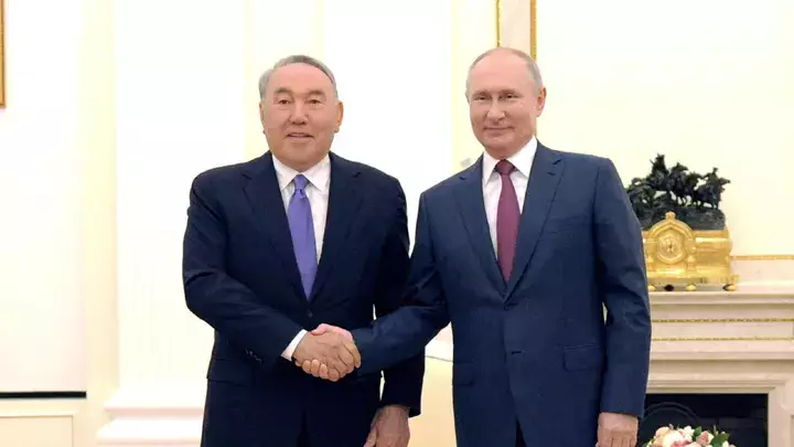 Айдос Укибай прокомментировал визит Нурсултана Назарбаева в Москву