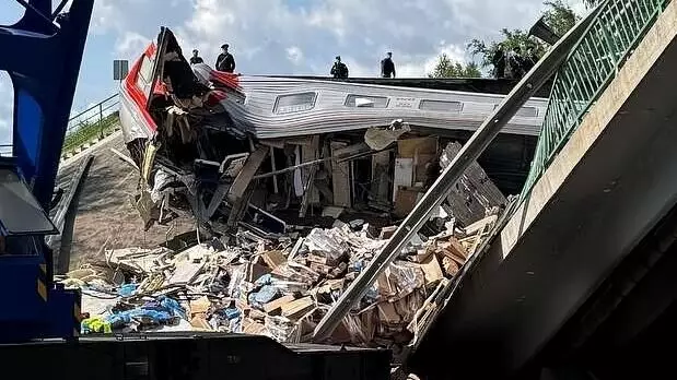 Жолаушылар пойызының үстіне алып көпір құлап, 7 адам қаза тапты