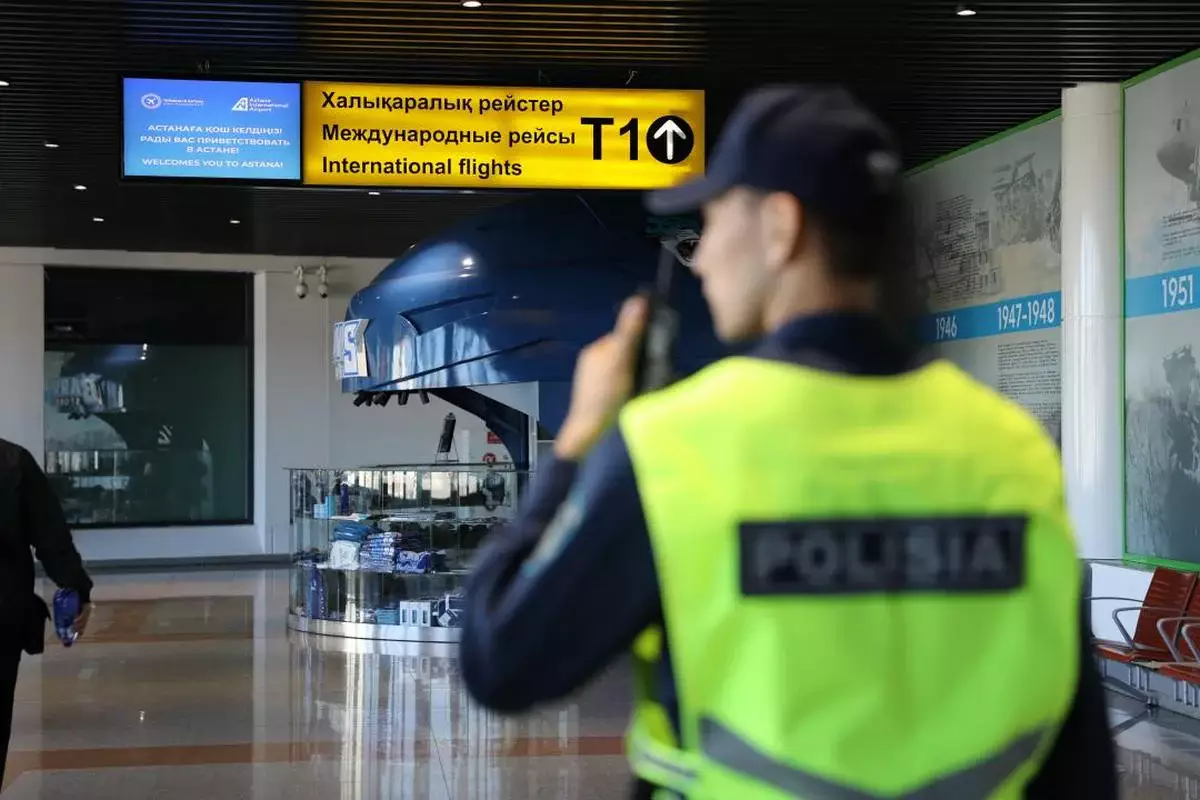 За шутку при посадке в самолет иностранца в Астане арестовали на 15 суток