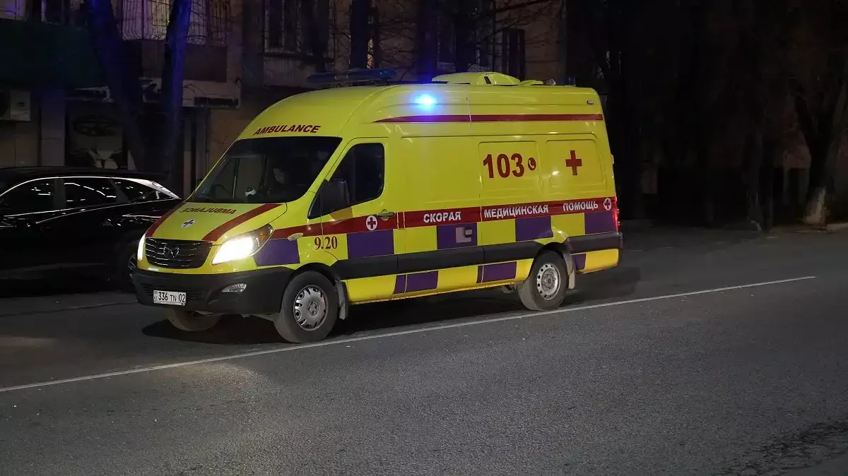 В Астане маршрутный автобус врезался в столб: пострадали 10 человек