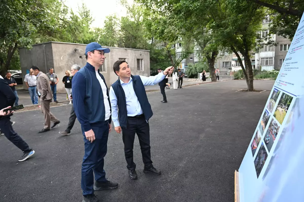 Алматы әкімі Дархан Сатыбалды Әуезов ауданындағы көріктендіру мен құрылыс жұмыстарын тексерді