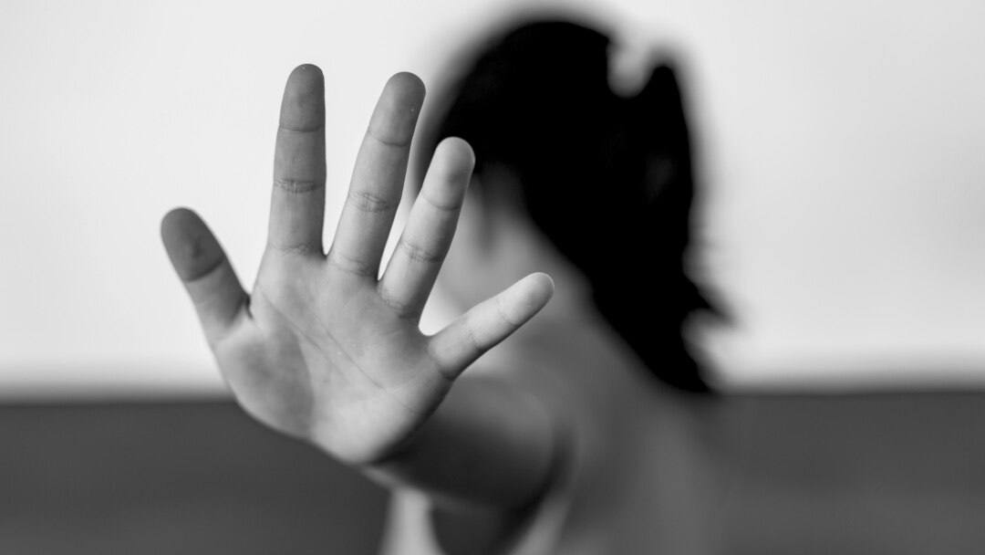 Ұрып-соғып, қинап зорлаған: Әке-шешесі 10 жастағы қызды ақша үшін үлкен еркекке күйеуге берген