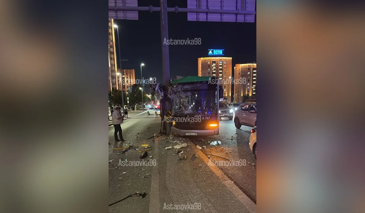 Автобус жолдағы бағанаға соққан: 8 жастағы қыз өмір бойына мүгедек болып қалды