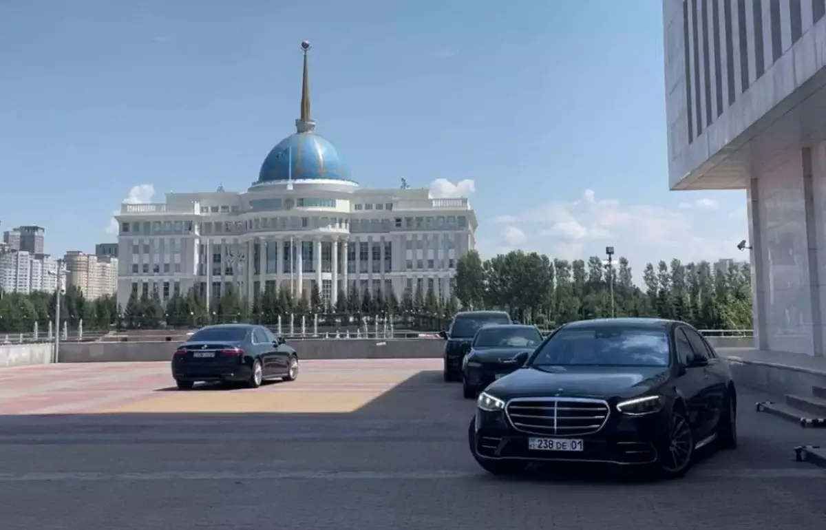 Чиновники приехали на заседание Правительства на роскошных Maybach