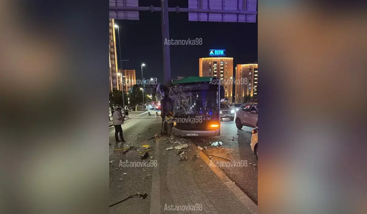 Автобус жолдағы бағанаға соғылған: 8 жастағы қыз өмір бойына мүгедек болып қалды