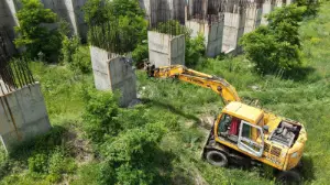 Алматыда салынып бітпеген ірі нысан сүріліп жатыр