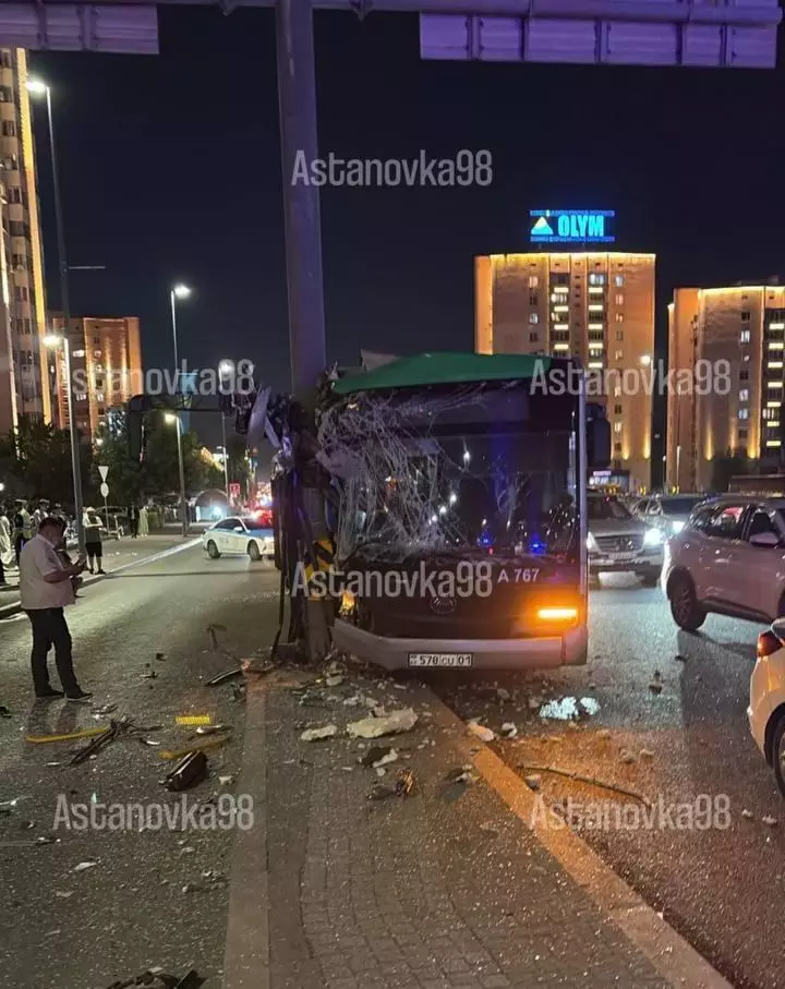 “Аяғы кесілді”: Астанада бағанаға соғылған автобус жүргізуші қамауға алынды