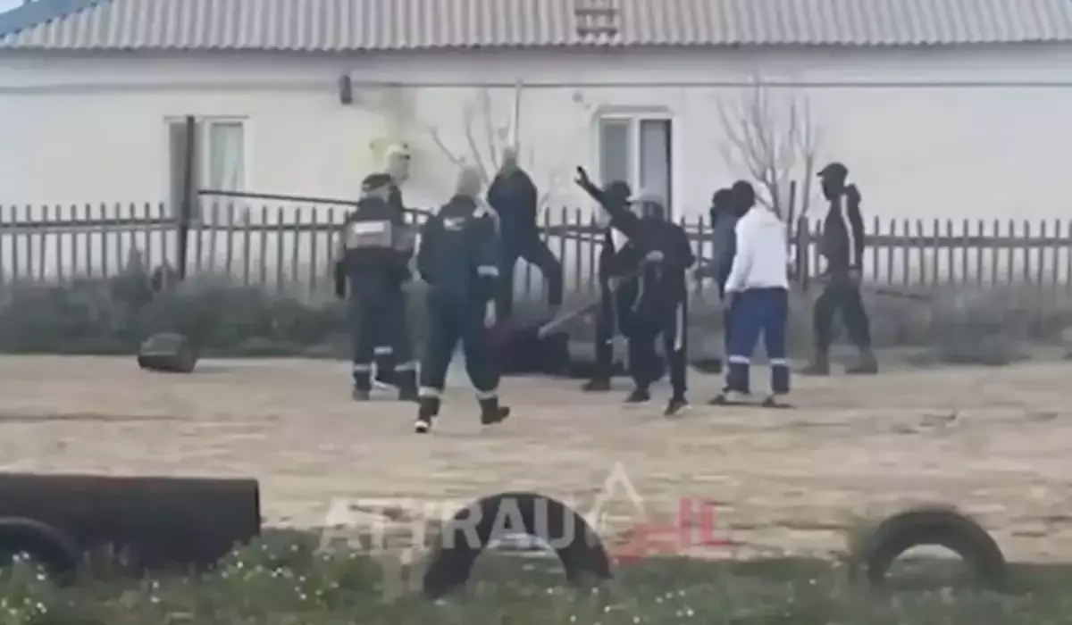 Атырау облысында бір топ адам жерде жатқан еркекті таяқпен аяусыз ұрды (ВИДЕО)