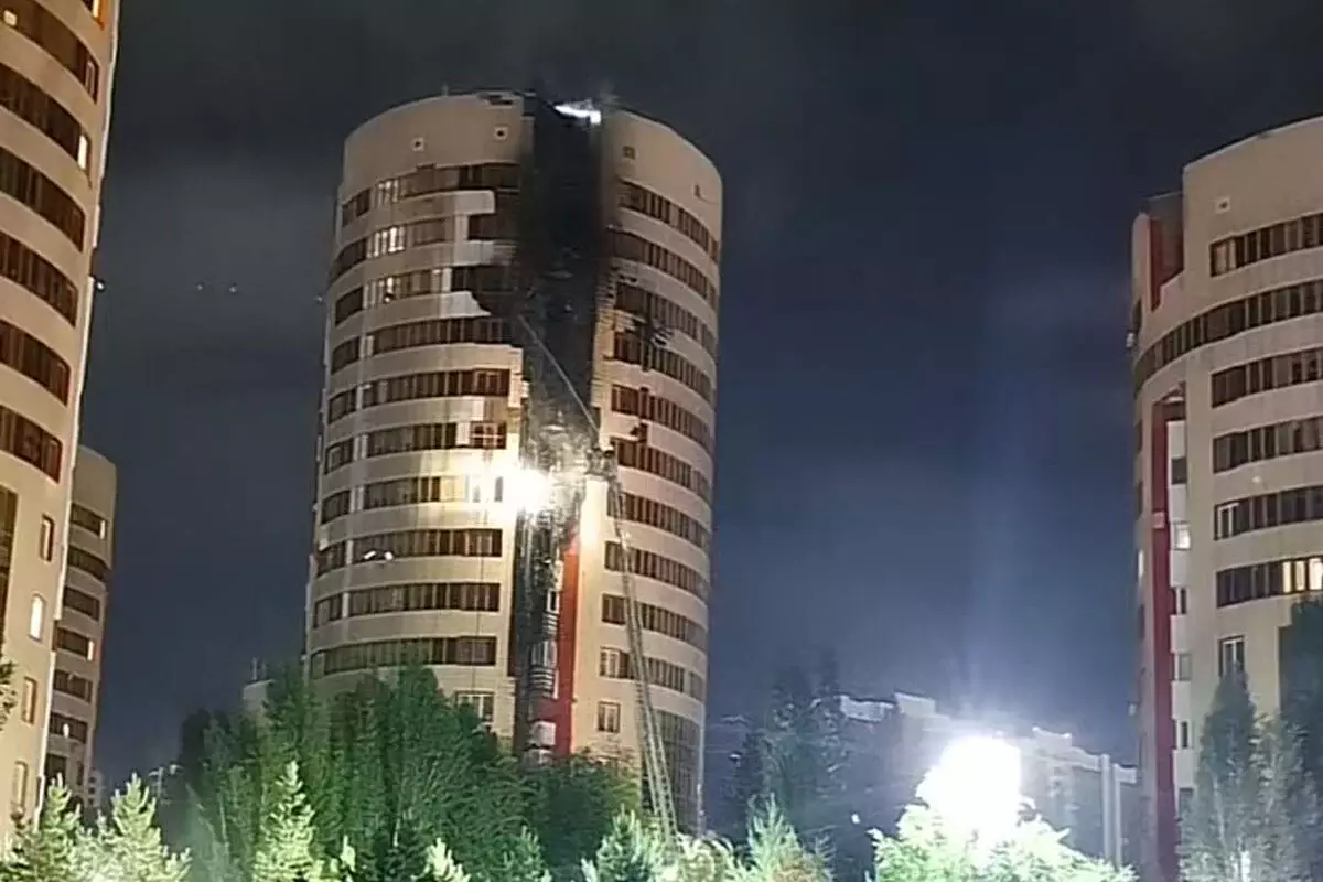 Пожар в ЖК «7 бочек» в Астане: огонь локализован (ВИДЕО)