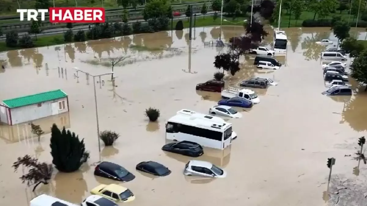 После землетрясения в Турции произошло наводнение, в результате которого один человек исчез без вести (видео).