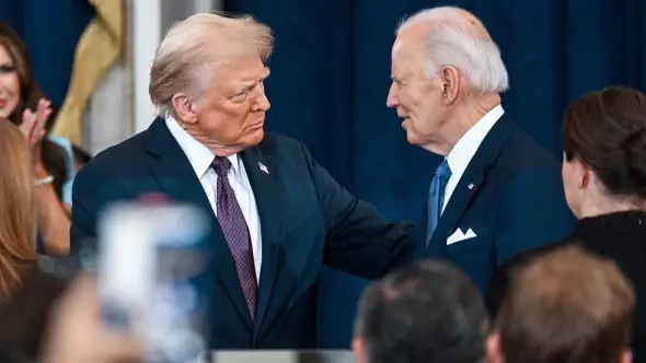 "Байден клондар ауыстырды" - Трамп тергеу жүргізуді тапсырды